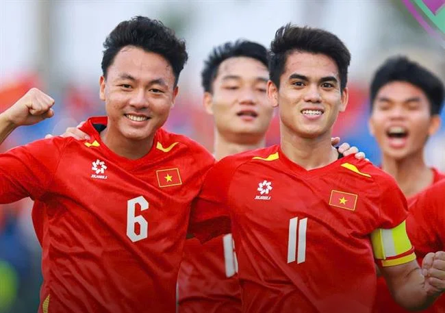 Biểu tượng bảo mật kỹ thuật số, các lớp bảo vệ dữ liệu và mã hóa an toàn, thể hiện cam kết của G666 iOS trong việc bảo vệ thông tin cá nhân và giao dịch của người dùng. Tông màu vàng đen.